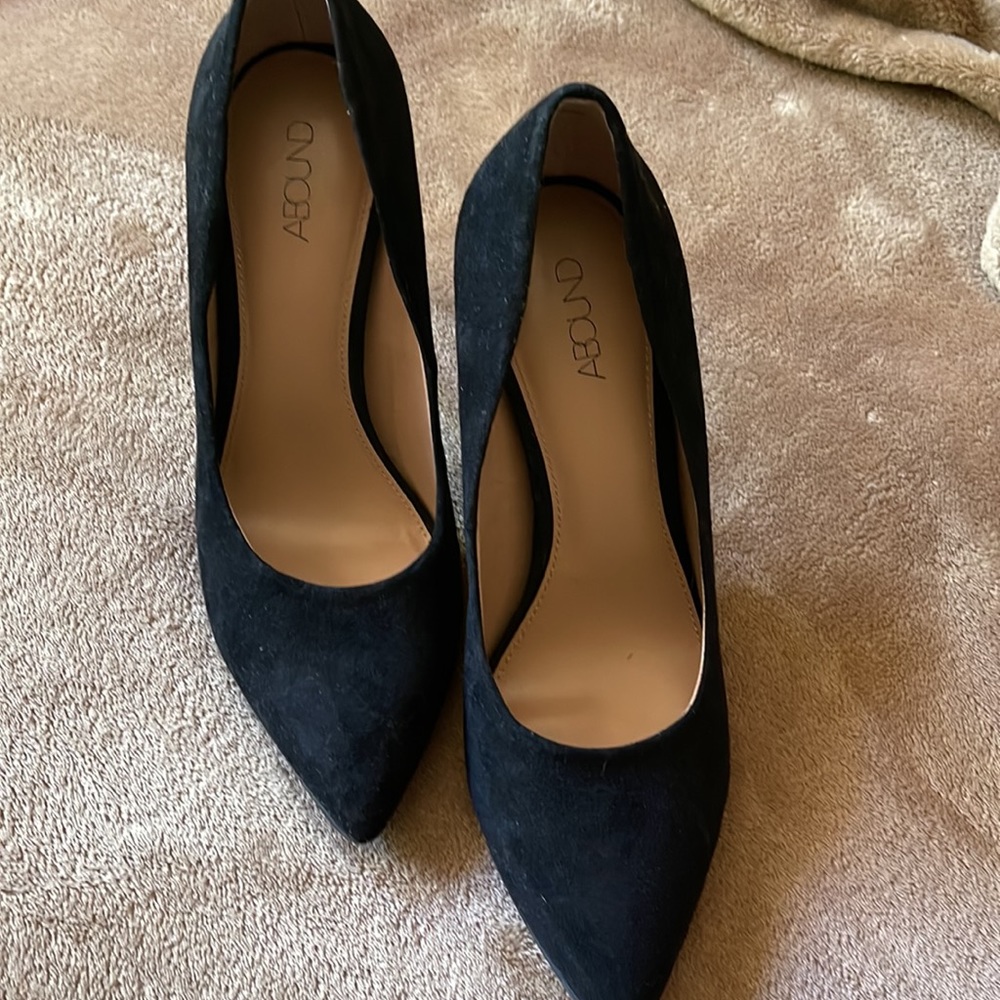 BLACK HEELS - Picture 2 of 3